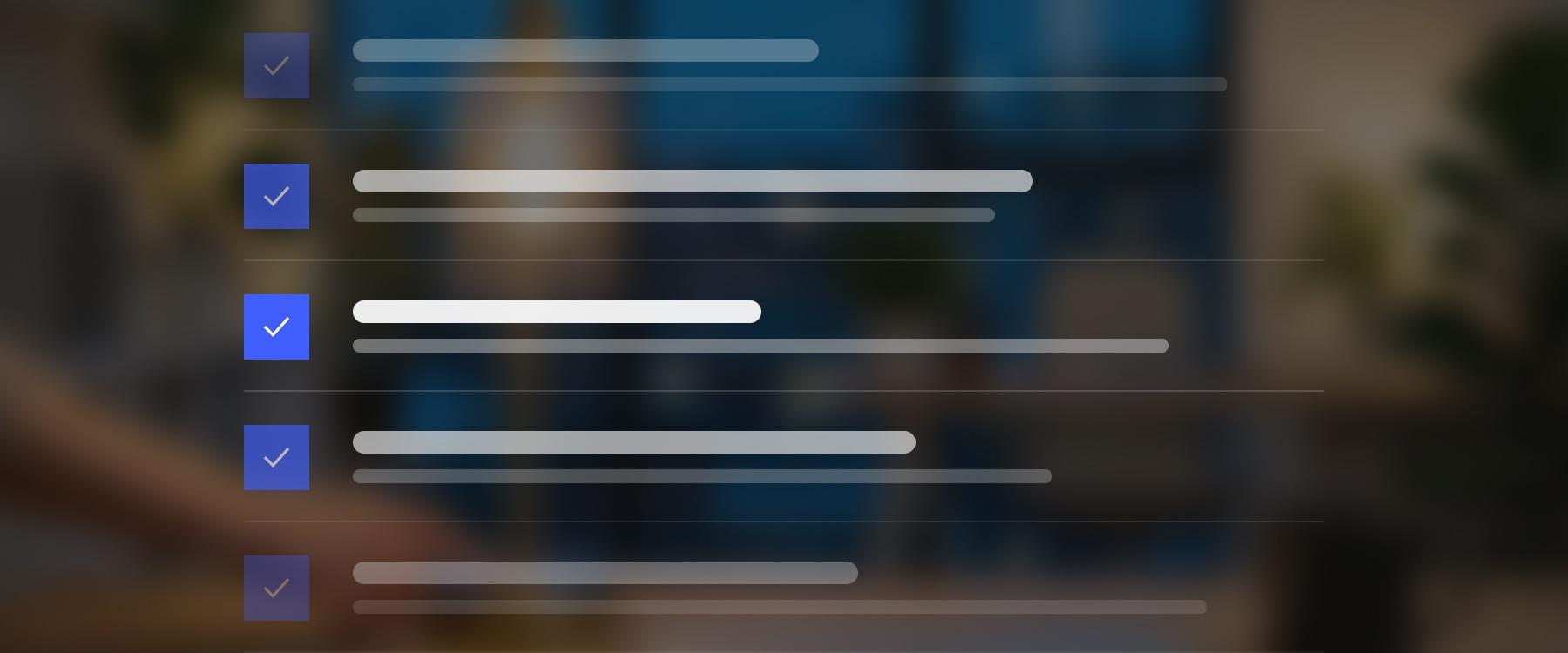 Grafik: eine Liste aus vielen Zeilen, jede mit einem blauen Häkchen, nach oben und unten auslaufend. Dahinter unscharf ein Büro am Abend mit warmem Lampenlicht und blauer Dämmerung.