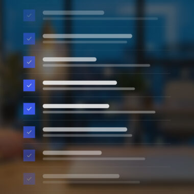 Grafik: eine Liste aus vielen Zeilen, jede mit einem blauen Häkchen. Dahinter unscharf ein Büro am Abend.